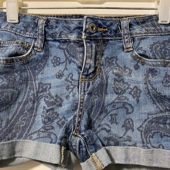 ⚫️- Arizona Jean Co denim paisley print shorts juniors size 1 - Picture 3 of 6
